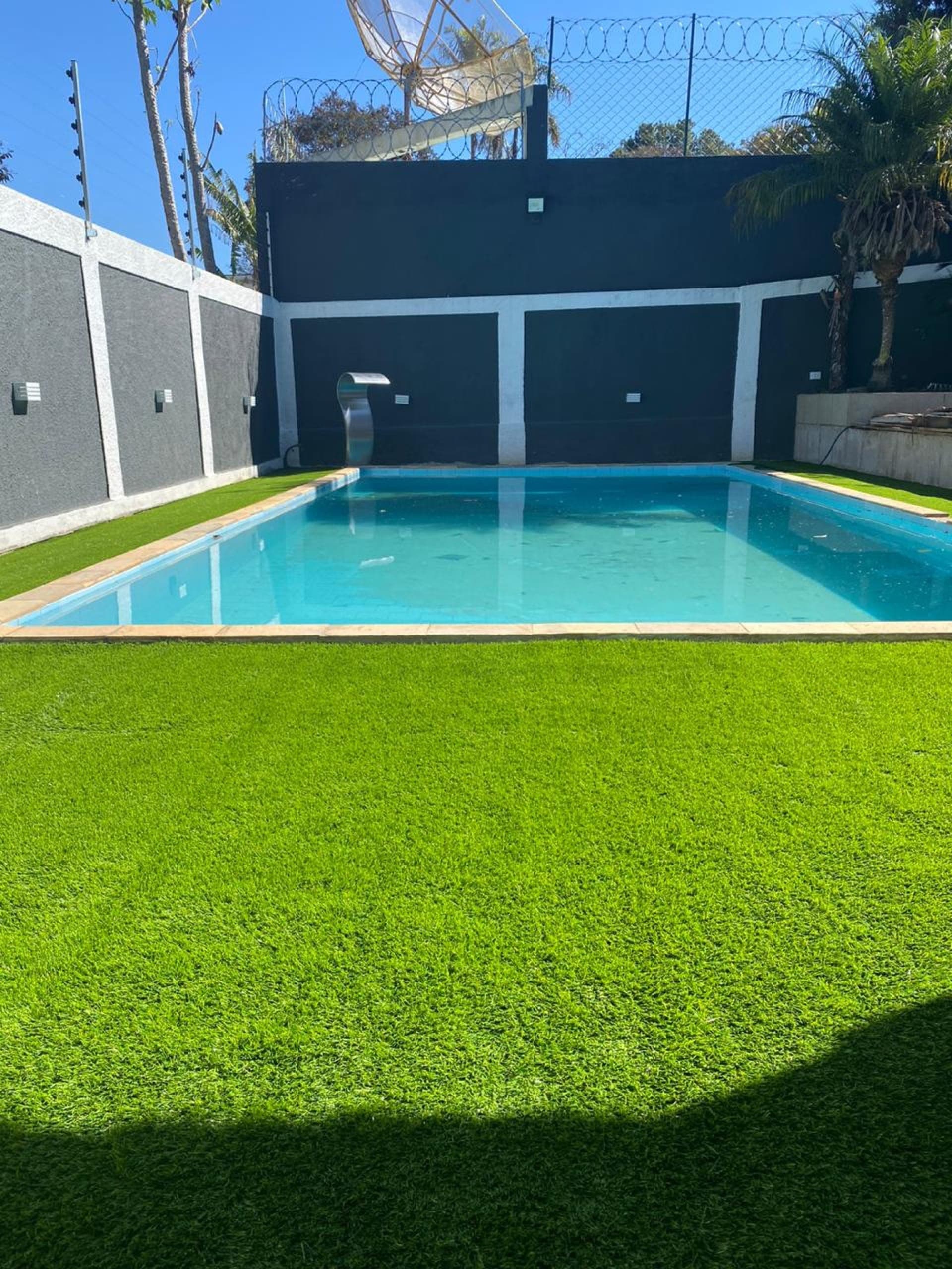 Borda de piscina com grama sintética instalada